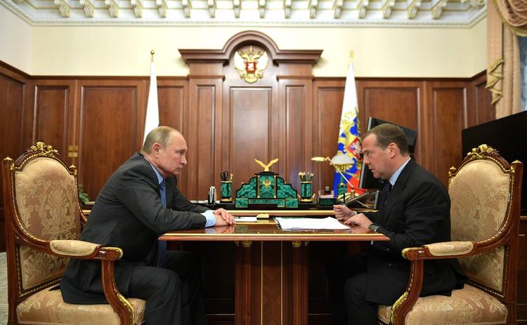 Медведев уходит в тень