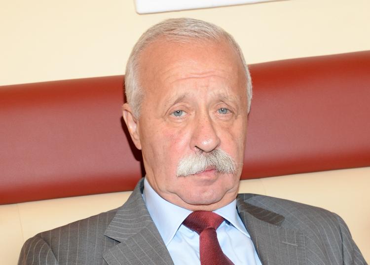 Леонид Якубович пошутил о своем "тяжелом положении" после слухов об операции