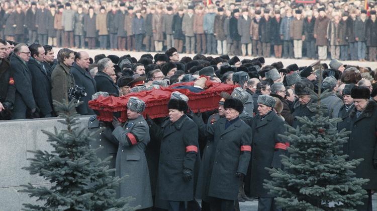15 ноября 1982 г. Москва, Красная площадь. Похороны Л.И.Брежнева. Под траурные звуки «Лебединого озера»
