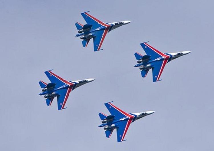 Видео: "Русские витязи" продемонстрировали новые истребители Су-35С