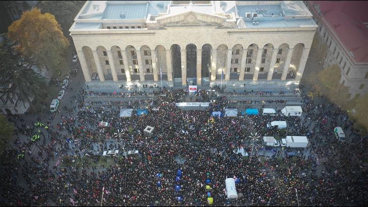 "Все против одного", грузинская оппозиция объединилась. В Тбилиси проходит масштабный антиправительственный митинг