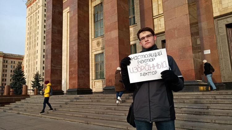 «Система тотального контроля, поощрения стукачества и всеобщего подозрения убивают», студенты МГУ воюют со своим ректором