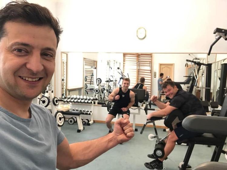 Зеленский готов делать утреннюю зарядку с гражданами Украины в режиме онлайн
