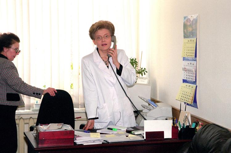Елена Малышева назвала возможные внешние симптомы появления рака головного мозга