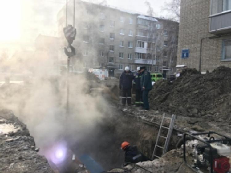 В Новосибирске из-за прорыва на теплотрассе кипяток бил фонтаном на ул. Фасадной, а жители 118 домов остались без тепла