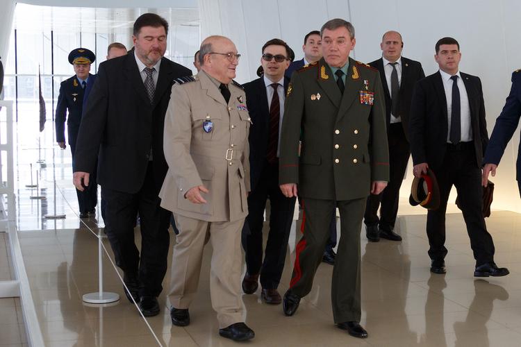 Начальник Генштаба ВС РФ и глава Военного комитета НАТО обсудили отношения России и альянса