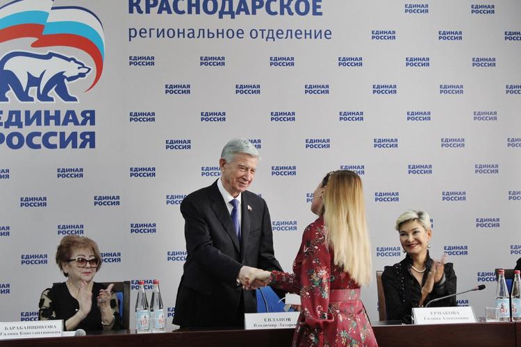 Владимир Евланов пообщался с многодетными матерями