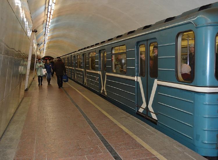 В московской "подземке" мужчина напал с ножом на полицейского