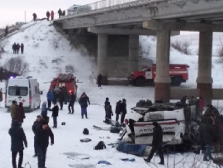 Частный автобус, упавший с моста в Забайкалье, перевозил туристов. Среди погибших - водитель
