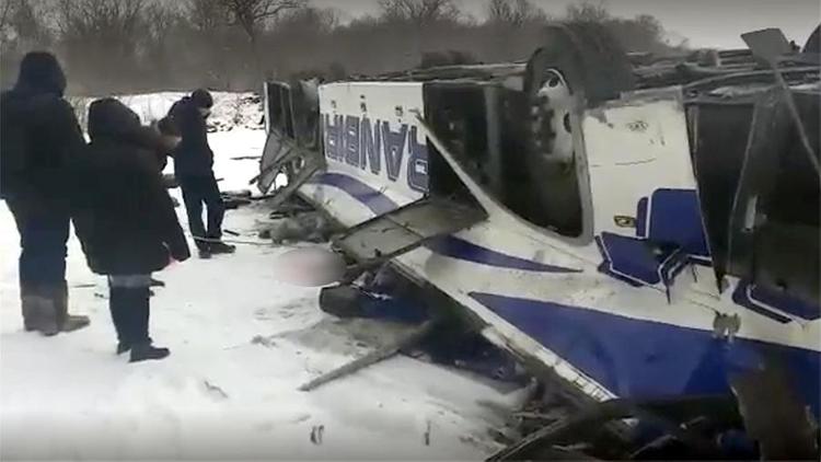 Автобус, рухнувший с моста, начали поднимать автокраном. Внутри еще находятся живые пассажиры, но число погибших - 19, двое детей