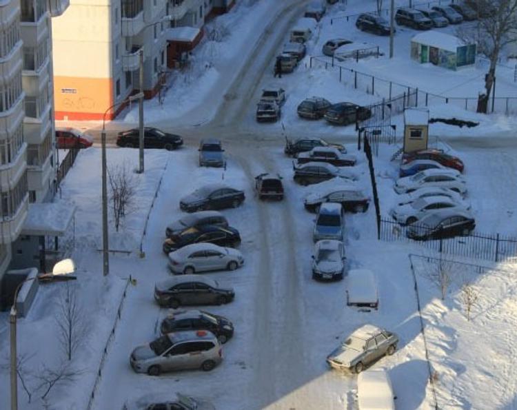 Житель подмосковного города поливал машины соседок кислотой