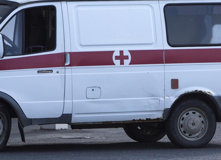 В Барнауле автомобиль врезался в остановку, пострадала девушка
