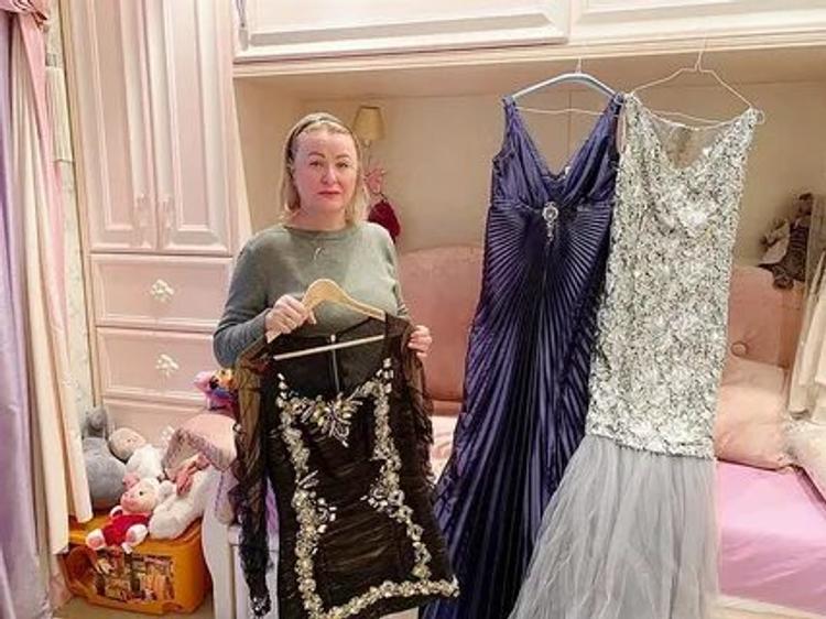 Мама Юлии Началовой подарила ее несколько концертных платьев ведущему
