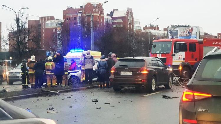 В Сети опубликовали момент аварии в Петербурге с 13 машинами