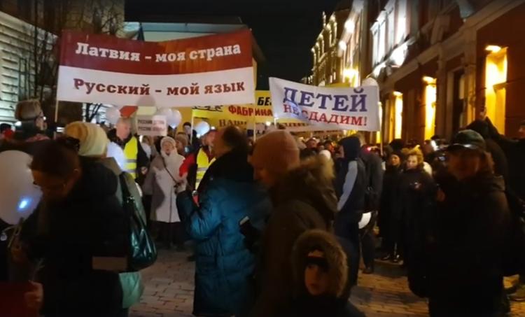 «Разогнать тьму светом!»: в Риге прошел митинг в защиту русских школ