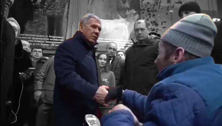 Глава Татарстана провел переговоры с инвалидом на улице