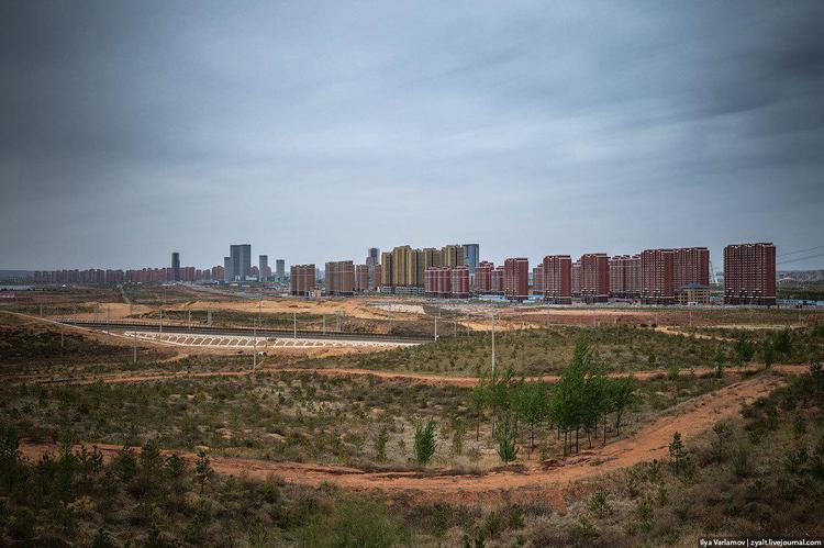 В Китае полно незаселенных городов и пустых торговых центров. Китайцы не могут перестать строить никому не нужные объекты. Делать все, чтобы прожить подольше