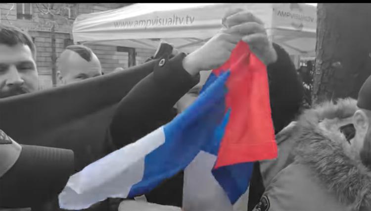 Украинские националисты в Париже разорвали российский флаг