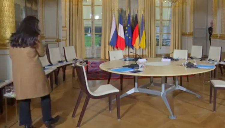 Организаторы саммита ходят по залу тепло одетыми