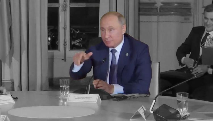Путин за столом тайком подал Зеленскому какой-то знак