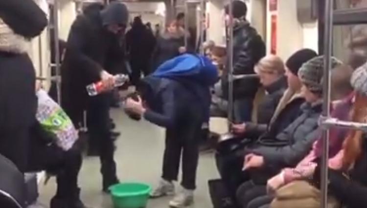 В Казани пранкер помыл голову в метро