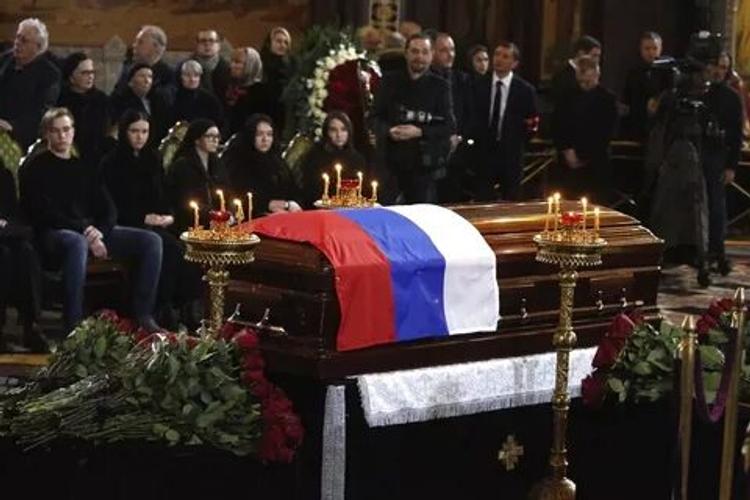 Кто виноват в смерти Лужкова?