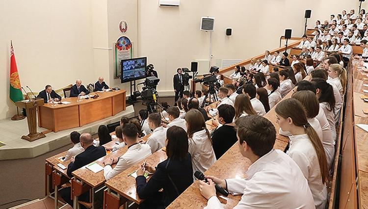 Лукашенко рассказал о своем новогоднем адъютанте