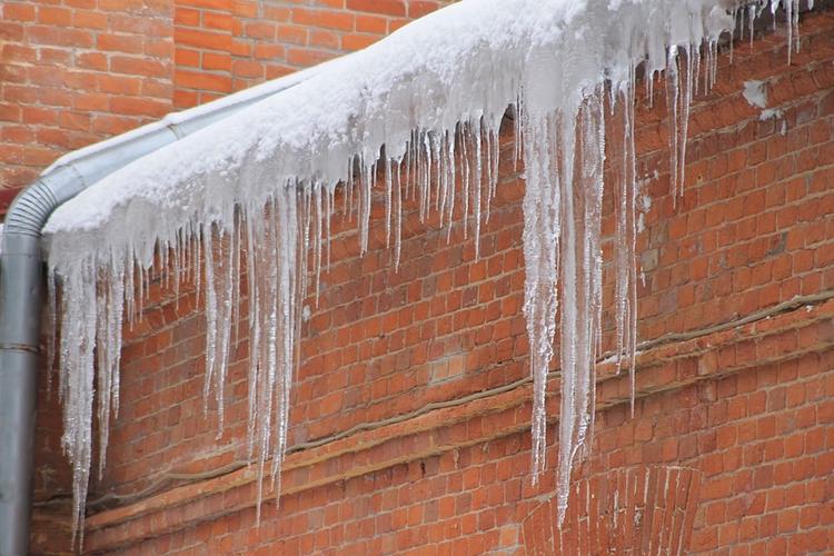 Под Мурманском на школьниц с крыши упал лед, возбуждено уголовное дело