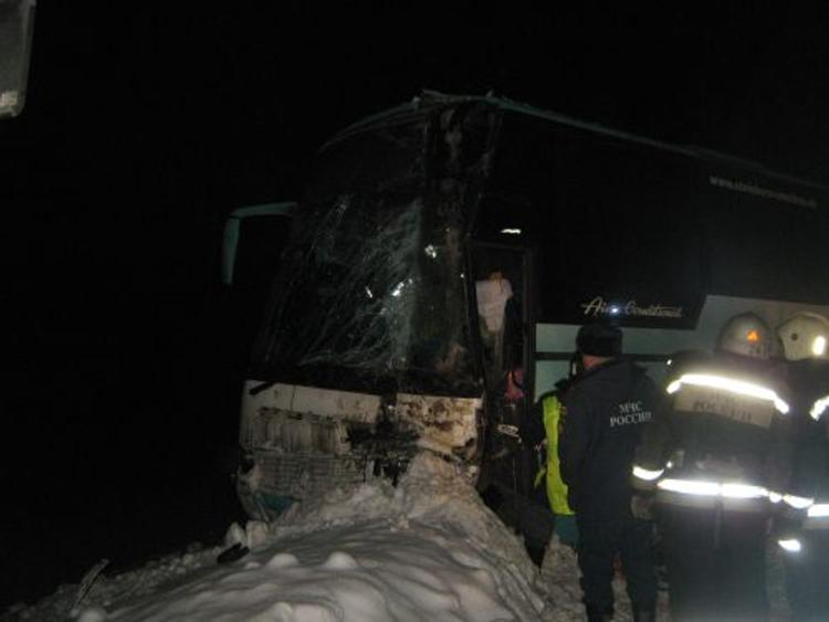Пассажирский автобус перевернулся в Нижегородской области, в ДТП много пострадавших