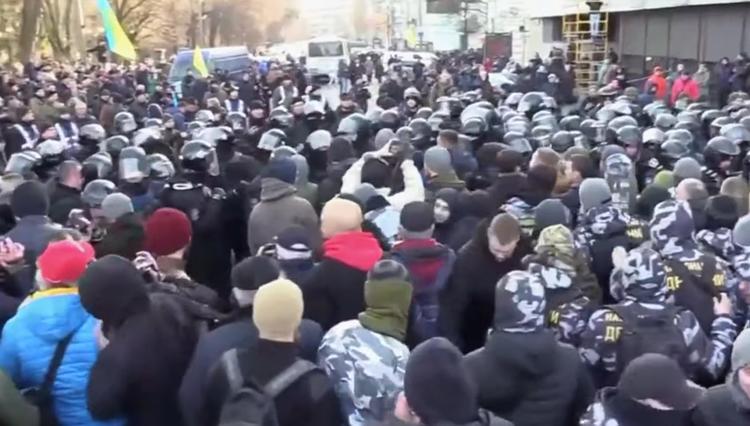 У Рады проходят стычки митингующих с полицией