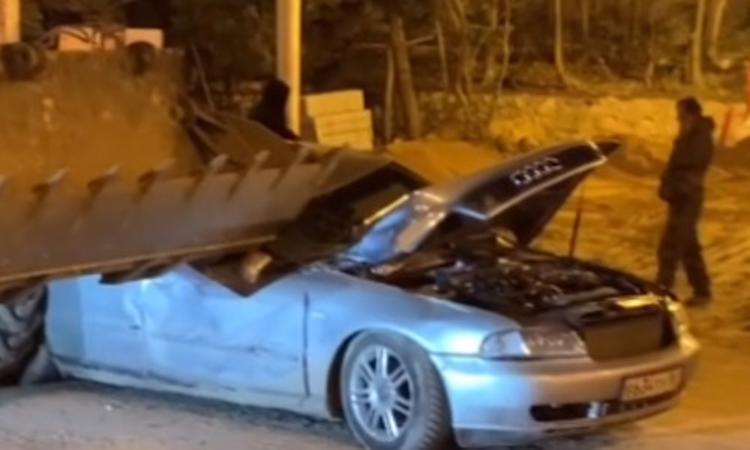 Водитель трактора в Севастополе разозлился на шофера иномарки и обрушил ковш на его автомобиль