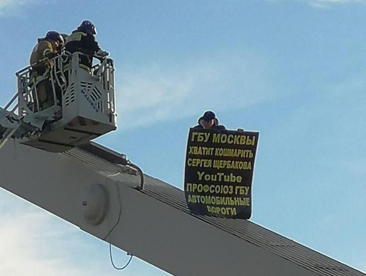 Одиночный пикет на опоре Крымского моста. Мужчину удалось снять с помощью строительной техники