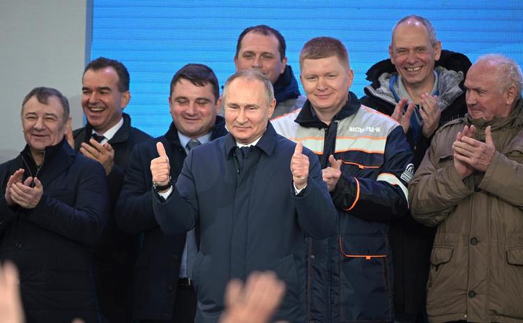 Видео, как Путин проехал на поезде по Крымскому мосту