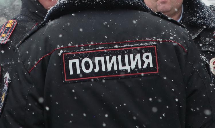 Злоумышленник напал на сотрудников полиции в подъезде дома в Новосибирске