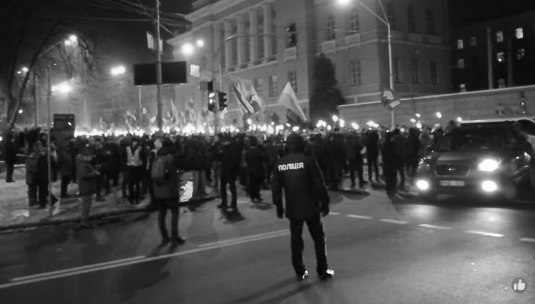 Бандеровцы проводят в Киеве факельное шествие