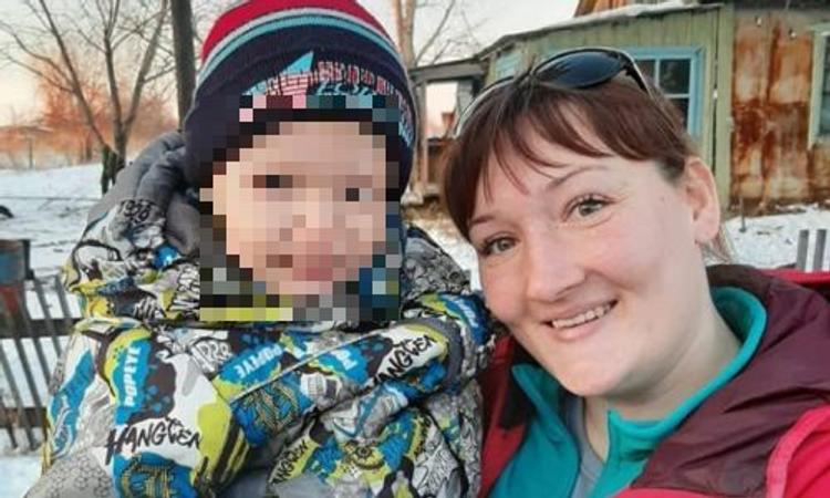 Мальчик и руководитель отряда ПСО «Амур», фото отряда Волонтеры и полиция нашли пропавшего в новогодний вечер мальчика в Благовещенске