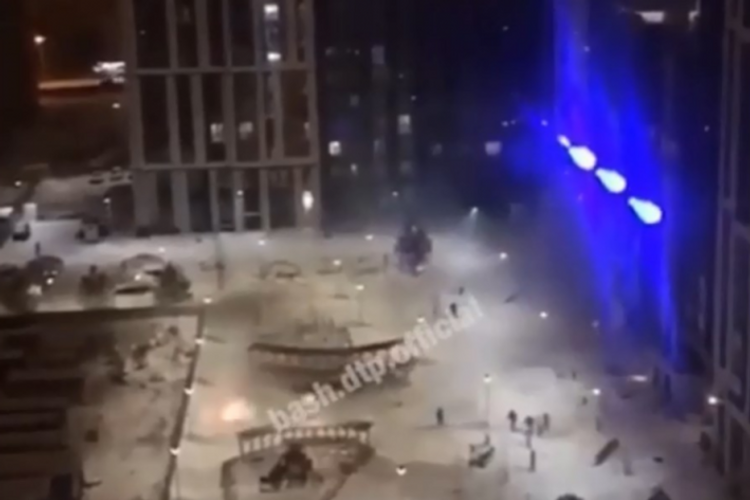 В сеть попало видео, как в Уфе в новогоднюю ночь «обстреляли» многоквартирный дом петардами