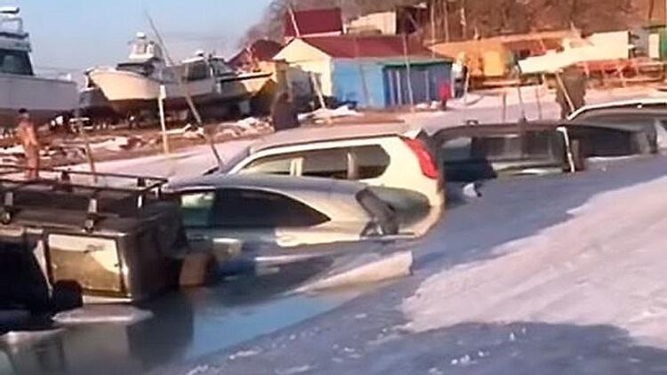 Около 30 автомашин провалились под лед на острове Русский во Владивостоке. На месте работают спасатели