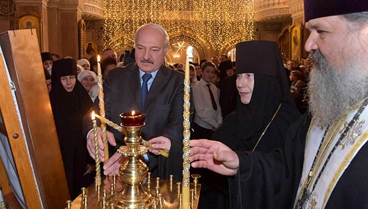 Обнародовано предсказание Лукашенко под иконами на следующий год