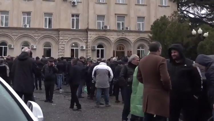 В Абхазии добиваются отставки президента