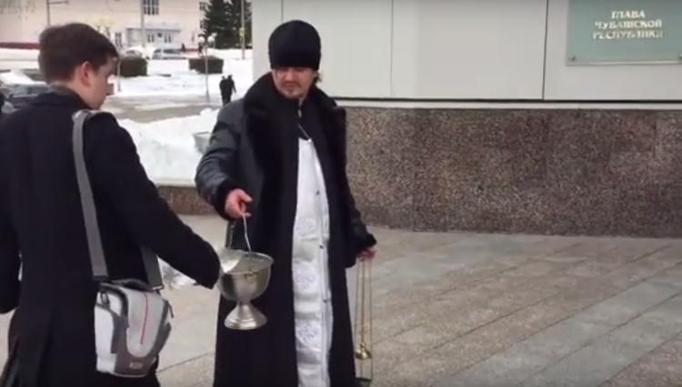 В Чебоксарах сельского священника обманом затащили на освящение Дома правительства