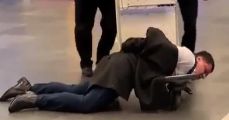 Пьяный «в дрова» авиадебошир, которого полиция катала на тележке во «Внуково», оказался российским чиновником