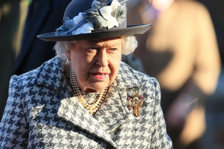 Елизавета II отобрала у Меган Маркл все подаренные ей украшения