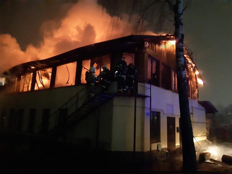 В центре Курска загорелось кафе. Площадь пожара - 800 кв. метров