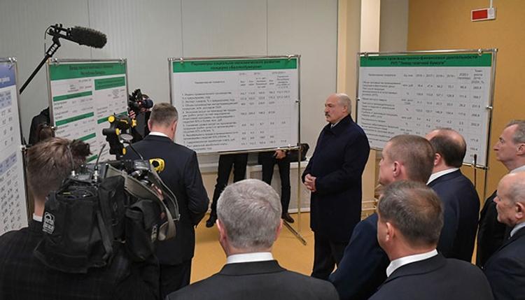 Лукашенко заявил, что Россия поставила Беларусь «раком» по углеводородам