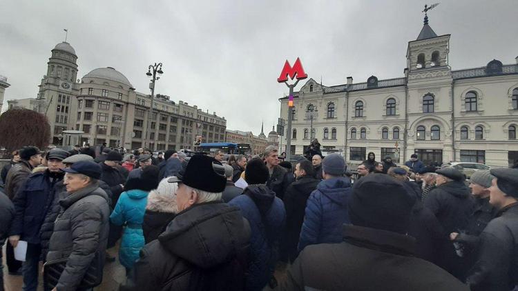 У здания Администрации президента проходит акция с требованием провести полноценный референдум по внесению поправок в Конституцию
