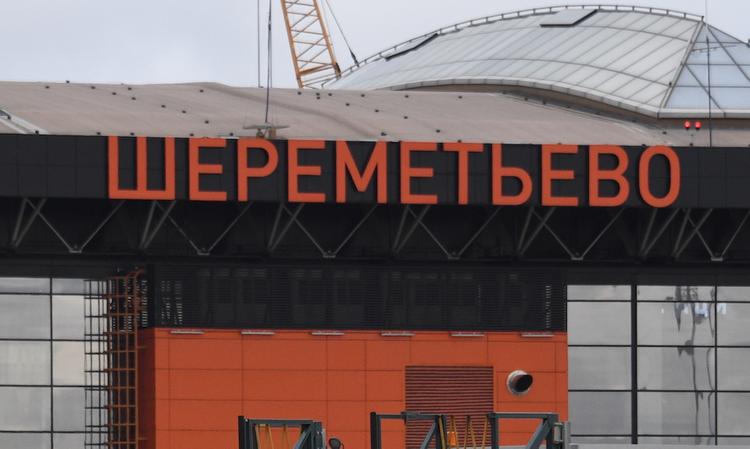Найден отец, который оставил в аэропорту Шереметьево двух сыновей