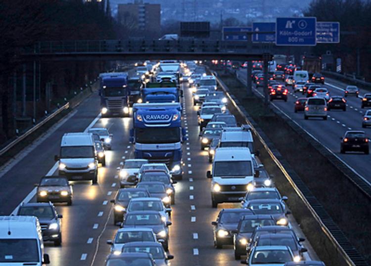В ЦОДД предлагают снизить скорость движения автомобилей в Москве до 50 км/ч
