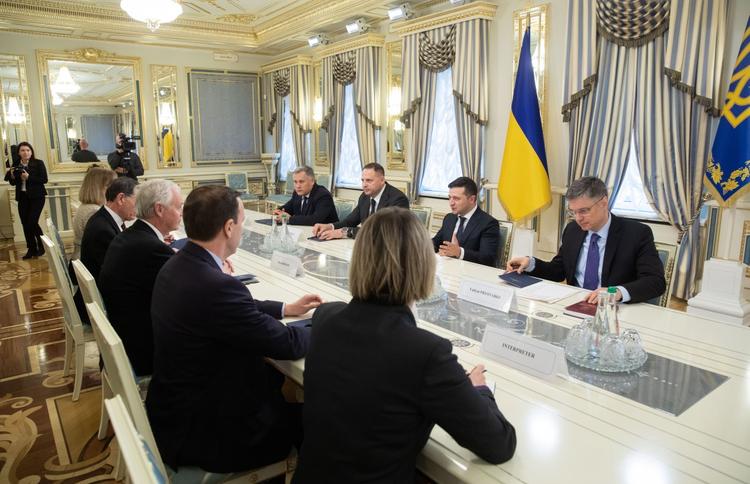 Зеленский обсудил с американскими сенаторами расширение помощи США Украине