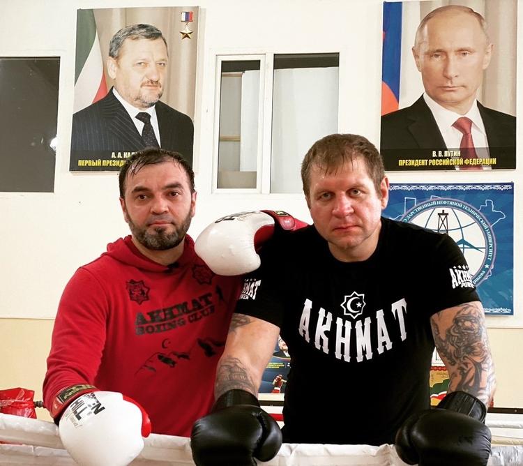 Пользователи сети возмутились подарком Емельяненко Кадырову
